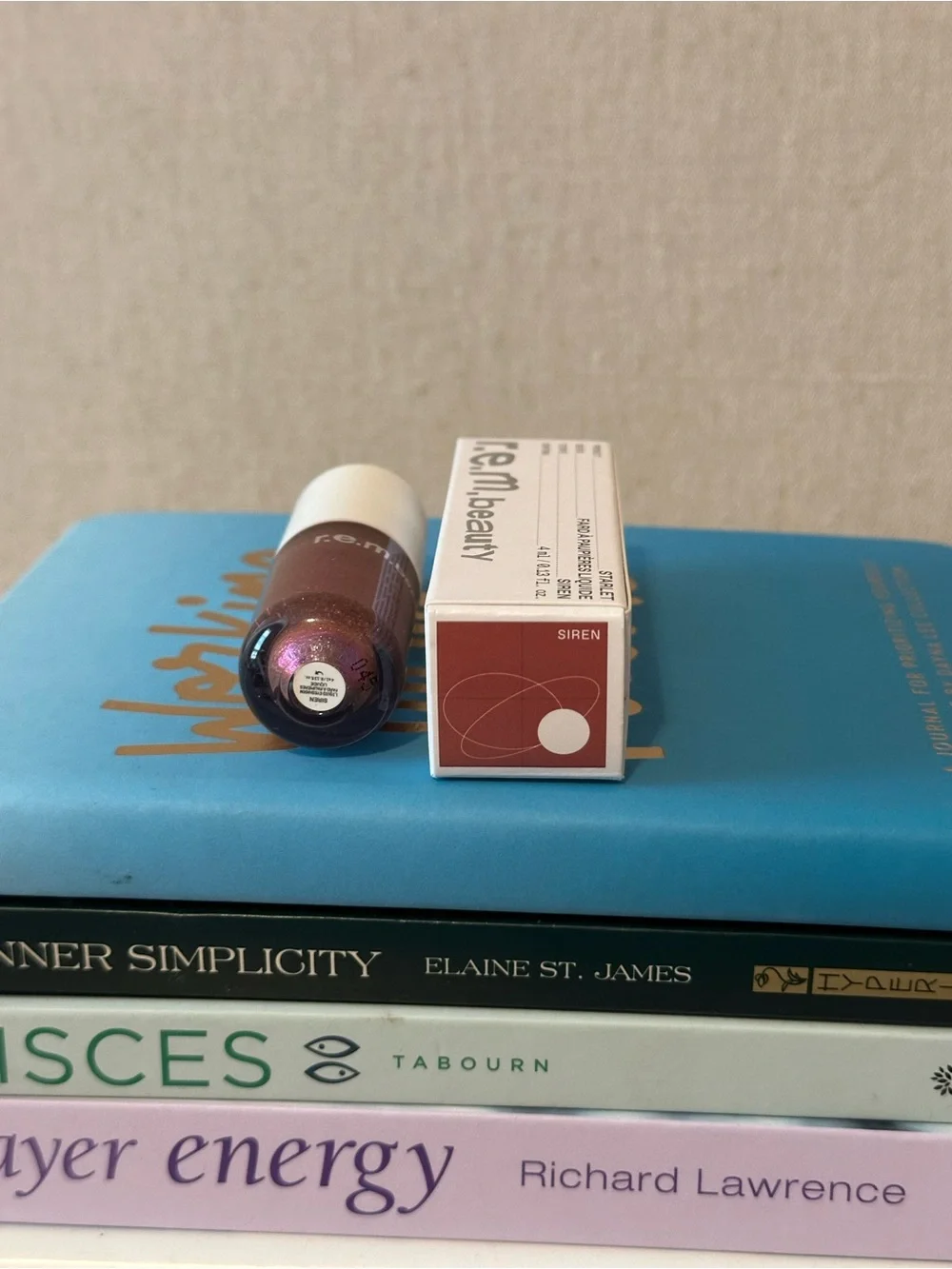 r.e.m. beauty Liquid Eyeshadow - Shade Siren